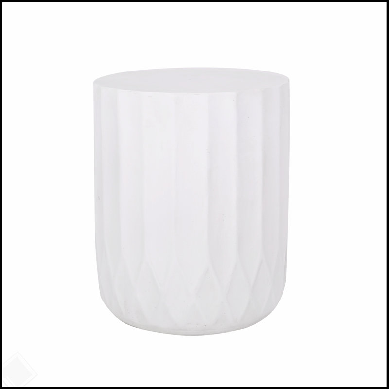 Table de bout élégante en béton léger avec une conception cylindrique arrondie et un bord festonné inversé pour une utilisation intérieure et extérieure