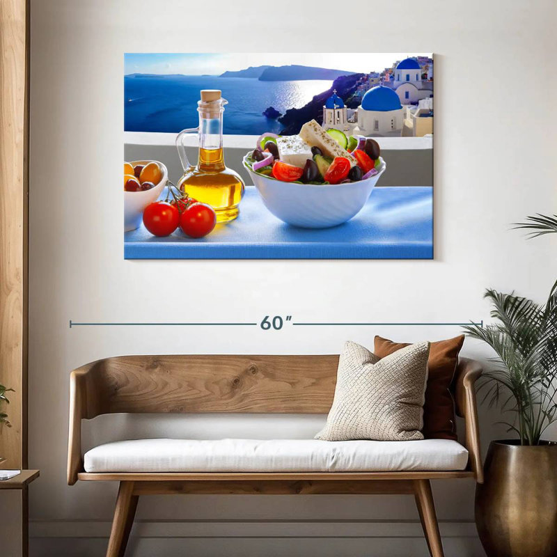 Yarlin dégustant une salade grecque à Santorin, H 30 po x l 45 po