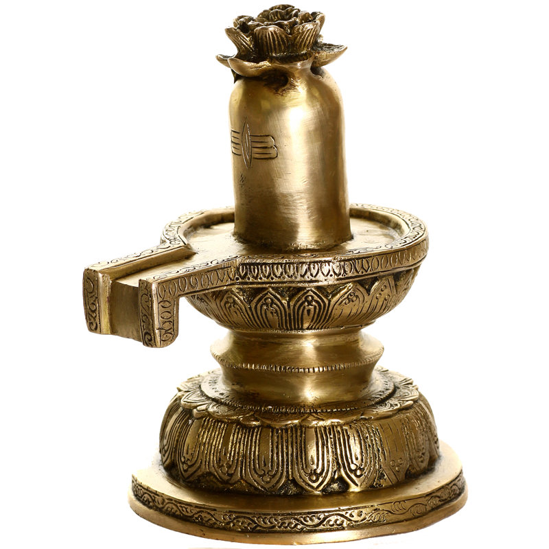 Shivalinga avec une offrande de fleurs