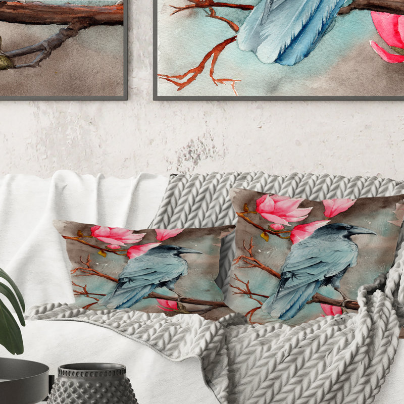 Un corbeau sur les branches de magnolia avec des fleurs - coussin décoratif traditionnel, 16 po x 16 po