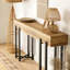 Console en bois avec canapé et couloir