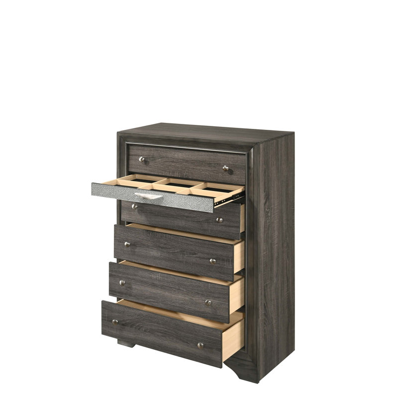 Commode à finition Naima avec cinq tiroirs et un organisateur de bijoux, conception moderne pour un rangement efficace et élégant.