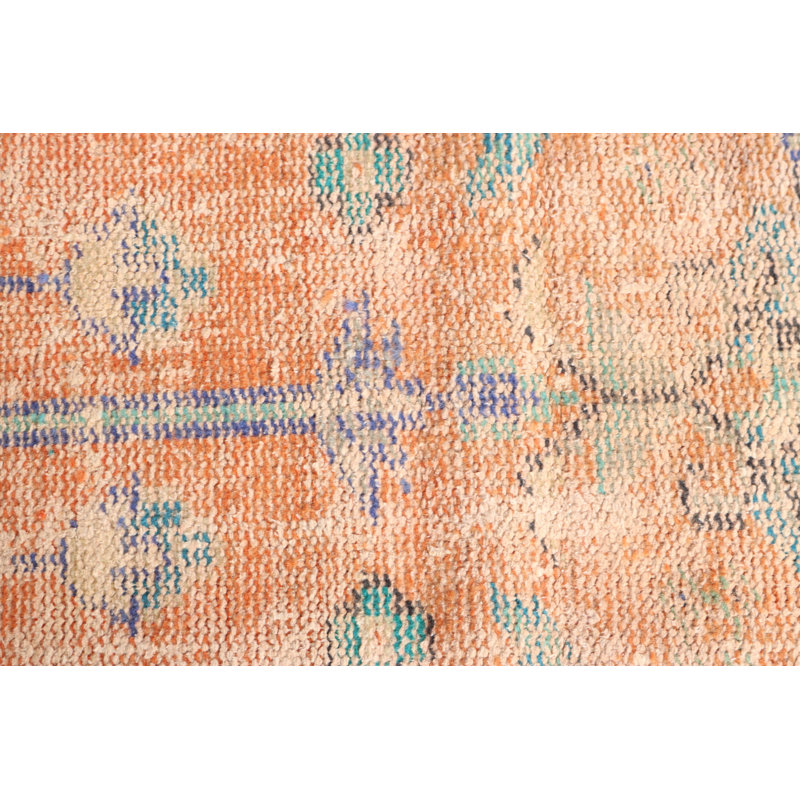 Tapis turc vintage unique fait à la main dans un petit espace pour un décor bohémien avec un design Oushak délavé