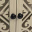 Armoire évidée avec 4 portes, présentoir en verre trempé, tablettes réglables, lumière alimentée par pile et pieds stables pour un rangement polyvalent