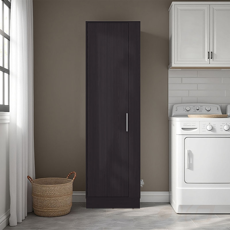 Armoire de rangement utilitaire Fairfield avec tablette à 6 niveaux et crochets à balai, idéale pour un rangement organisé et efficace