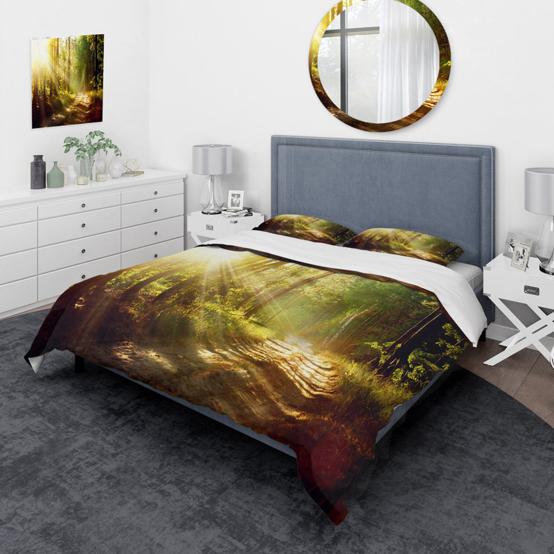 Rayons de soleil qui brille à travers le brouillard dans la vieille forêt - ensemble de housse de couette paysage - microfibre de polyester
