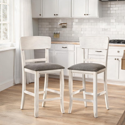 Chaise de salle à manger au fini gris craie, combinant siège rembourré, détails en bois massif et pieds évasés