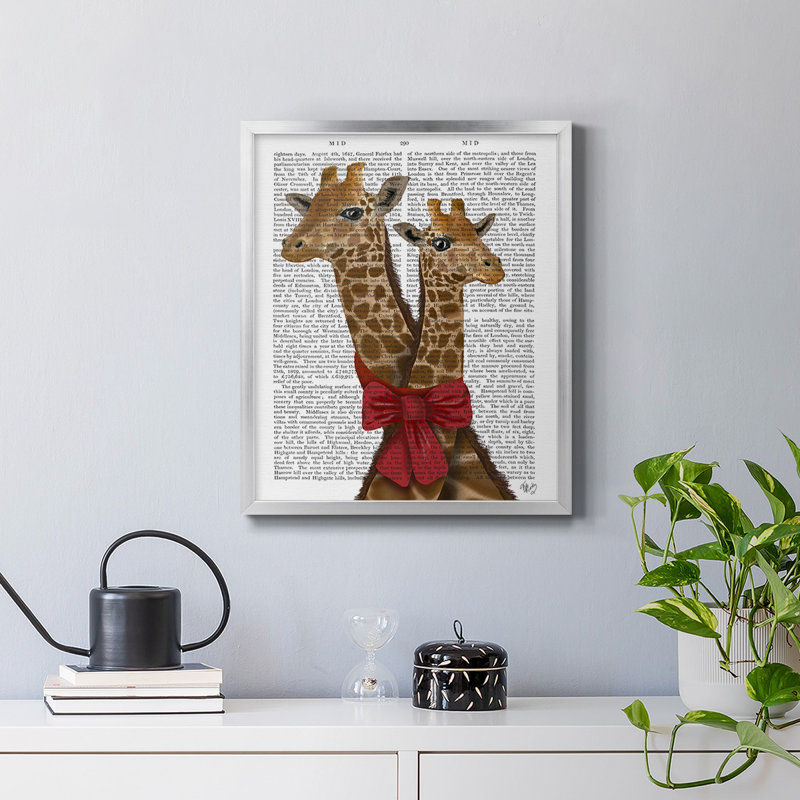 «Giraffes and Bow», toile encadrée de qualité supérieure - prête à être accrochée, H 24 po x l 20 po, Argent