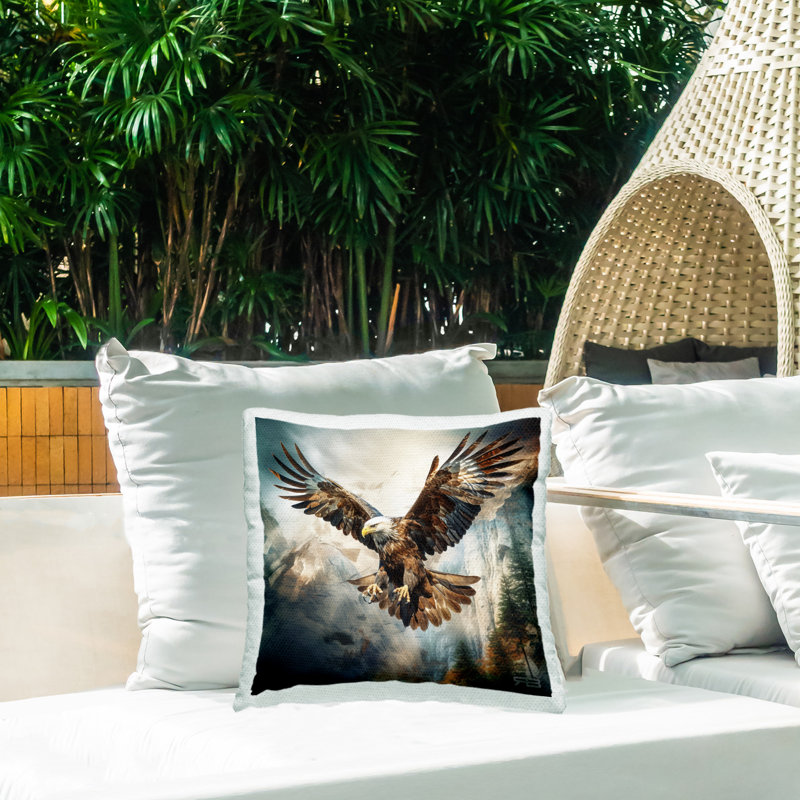 Coussin décoratif d'extérieur à motif d'aigle intense avec ailes déployées par Roozbeh Bahramali