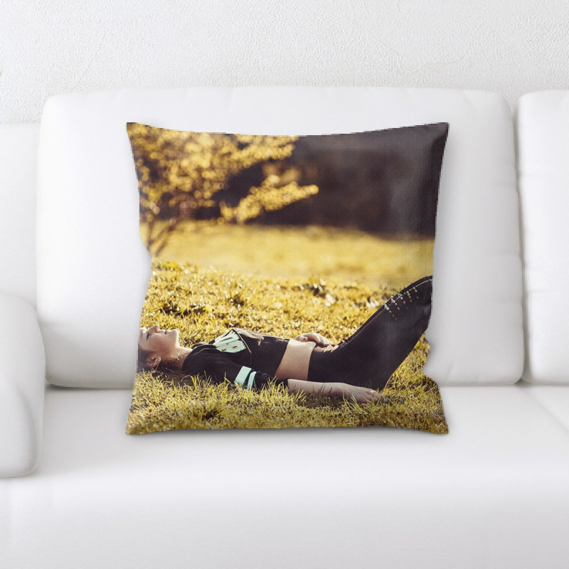 Coussin de la fille à l’herbe