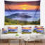 Paysage avec lever de soleil jaune sur une tapisserie des eaux bleues-28502160