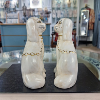 Figurines de chien style Staffordshire - Chaîne dorée antique crème (ensemble de 2)