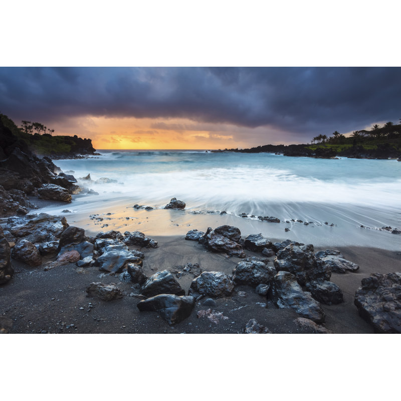 Plage de sable noir par Glowingearth, H 24 po x l 36 po