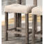 2 tabourets de hauteur comptoir en taupe, bouton avec rembourrage de siège et repose-pieds, 2 tabourets avec structure en bois massif, repose-pieds profilés taupe, bois d'hévéa