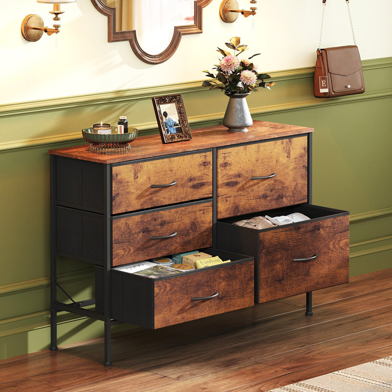 Commode à 5 tiroirs l 39,4 po avec commode en bois Chaseburg, Brun rustique / noir