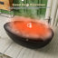 Baignoire à surface solide en forme d'œuf de 63 po à courbes ondulées, baignoire profonde autoportante sans soudure avec bonde et trop-plein - Sanctuaire de spa pour salles de bain luxueuses-101056271