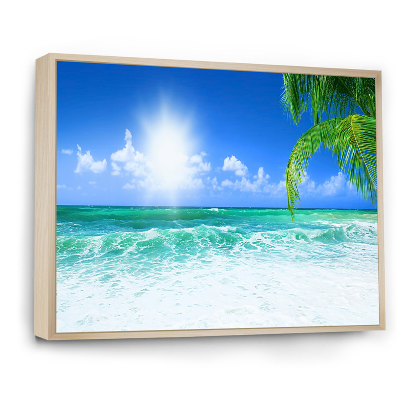 «Beautiful Beach with Bright Sun» - photographie sur toile, Érable encadré, H 35 po x l 45 po x P 1,5 po
