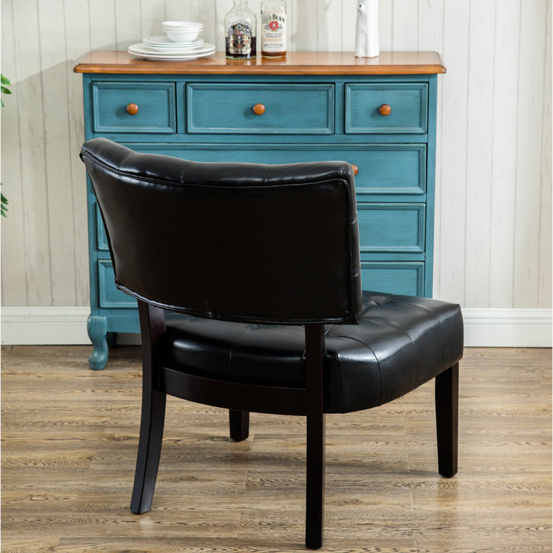 Fauteuil surdimensionné en similicuir noir avec capitonnage luxueux