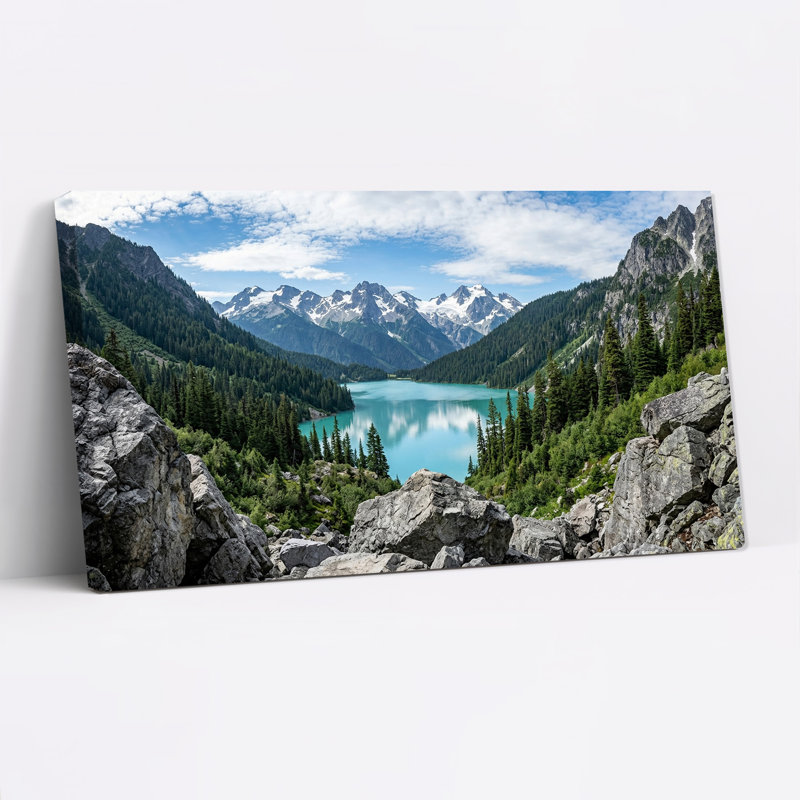 Tableau sur toile représentant des sommets enneigés surplombant un lac turquoise et une forêt de pins, L 24 po x H 12 po