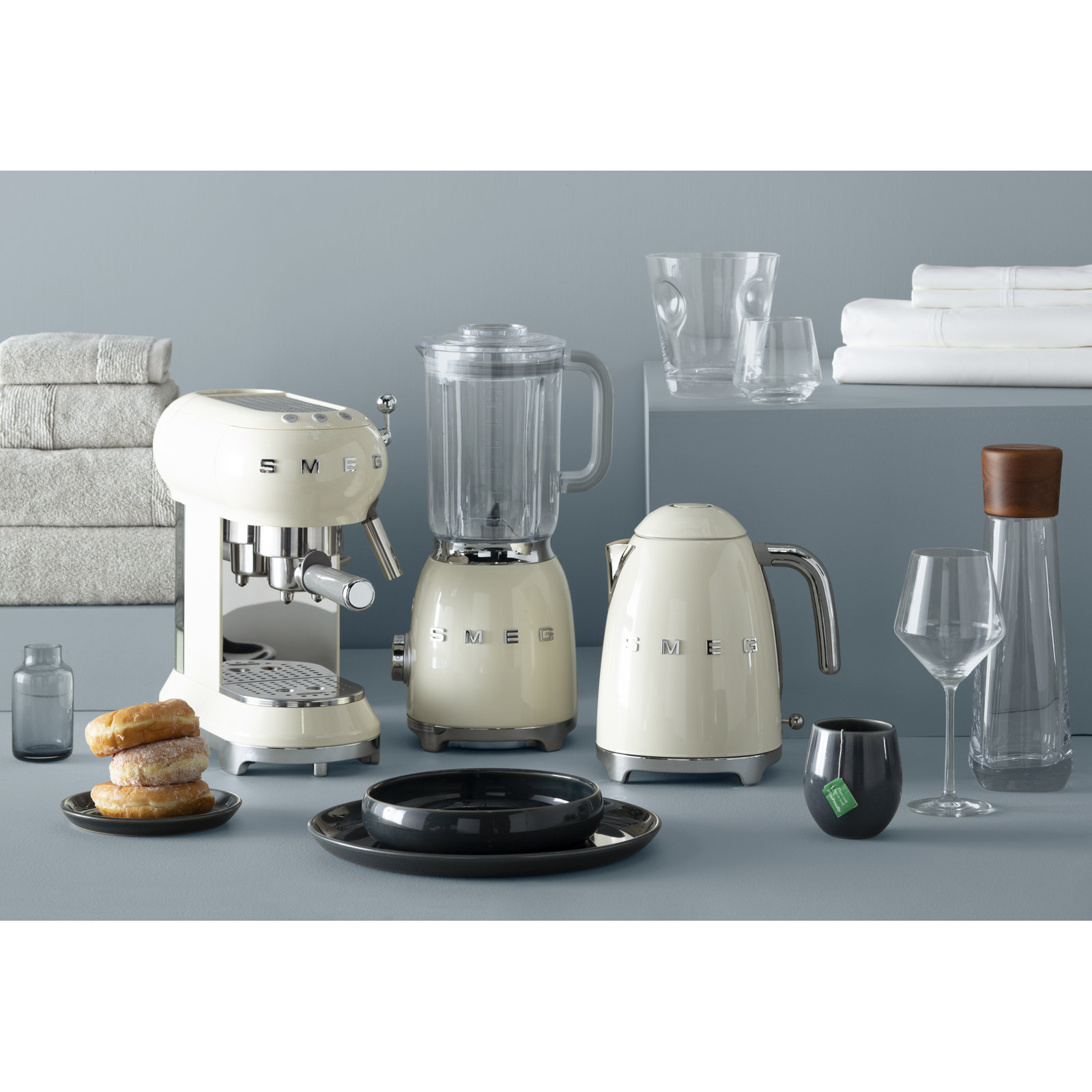 SMEG 50's Retro Style 7-Cup Electric Kettle, Cream