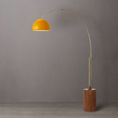 Lampe à arc 1 lumière en demi-dôme Tambo H 92 po, abat-jour demi-dôme moutarde, corps en laiton vieilli, base noyer foncé, à intensité variable, pour le salon ou la chambre à coucher