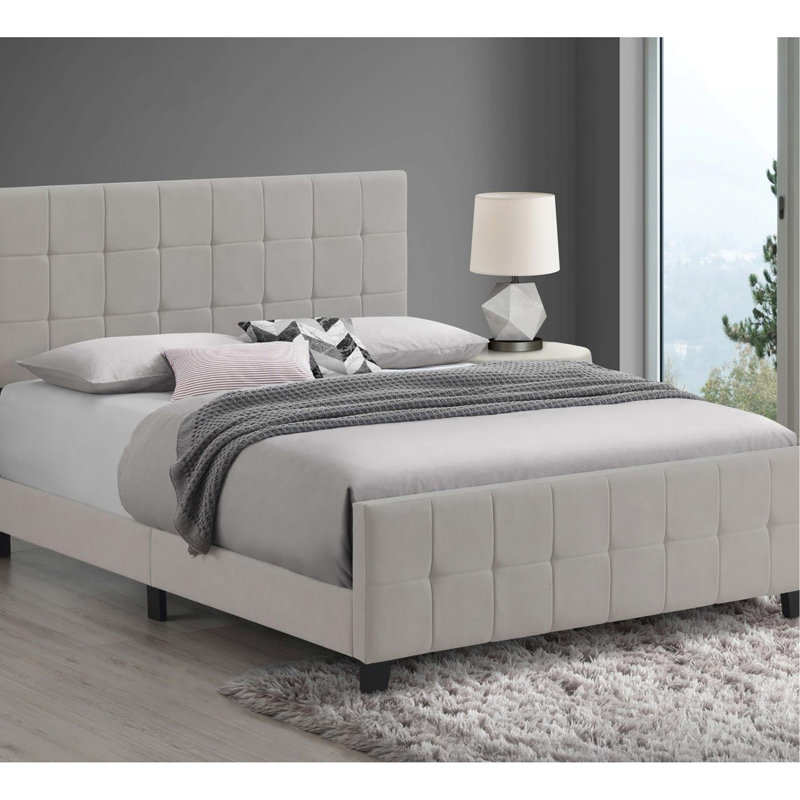 Grand lit contemporain beige, pieds brun foncé pour un design de panneau élégant avec revêtement