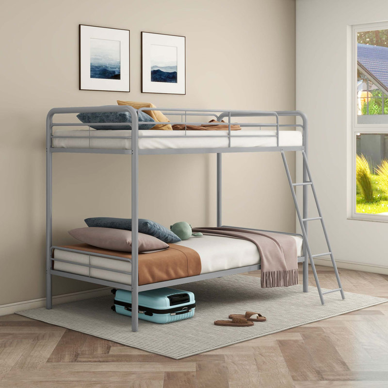 Lit superposé simple au-dessus d'un lit simple moderne avec un design peu encombrant