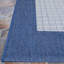 Tapis bleu / ivoire tissé à la machine Arla-27043458