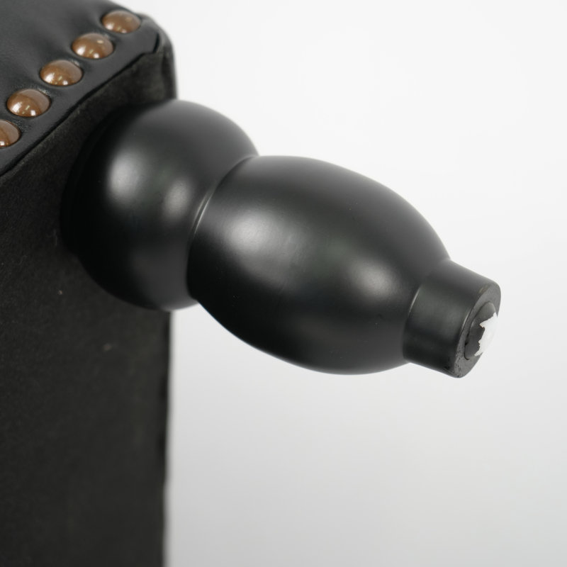 Fauteuil noir en tissu avec rembourrage généreux et fauteuil club incliné