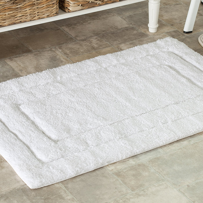 Tapis en coton touffeté à la main Amatista Bath, H 21 po x l 34 po, Blanc / Blanc