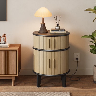 Table de bout cannelée ronde de 24,21 po avec station de charge et rangement, table de chevet moderne en bois de style Mid-Century avec 2 portes tambour rondes