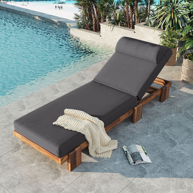 Chaise longue d'extérieur inclinable en bois d'acacia de 79 po avec table d'appoint et appui-tête intégrés, Gris foncé