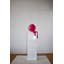 Statue de sucette rouge montée sur un piédestal en résine blanche, taille: 10 po x 10 po x H 59 po
