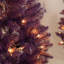 Ensemble d'arbre de Noël artificiel pré-éclairé 4 pièces, guirlande, couronne et ensemble de 2 arbres d'entrée avec lumières DEL