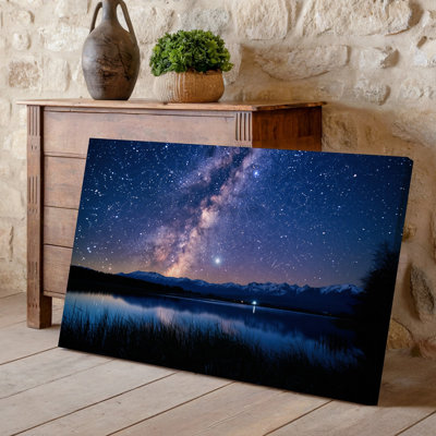 Toile, "Une scène de nuit à couper le souffle avec un lac tranquille reflétant un art mural, superbe galaxie de la Voie Lactée au-dessus de la toile"