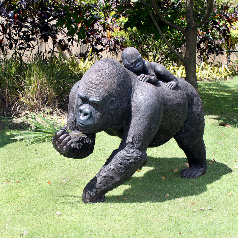 Statue ape maman et enfant magnifique plaine gorillas