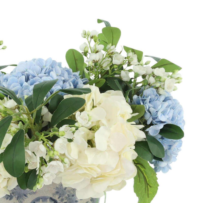 Mélange d'hortensias et de bourgeons dans un vase décoratif