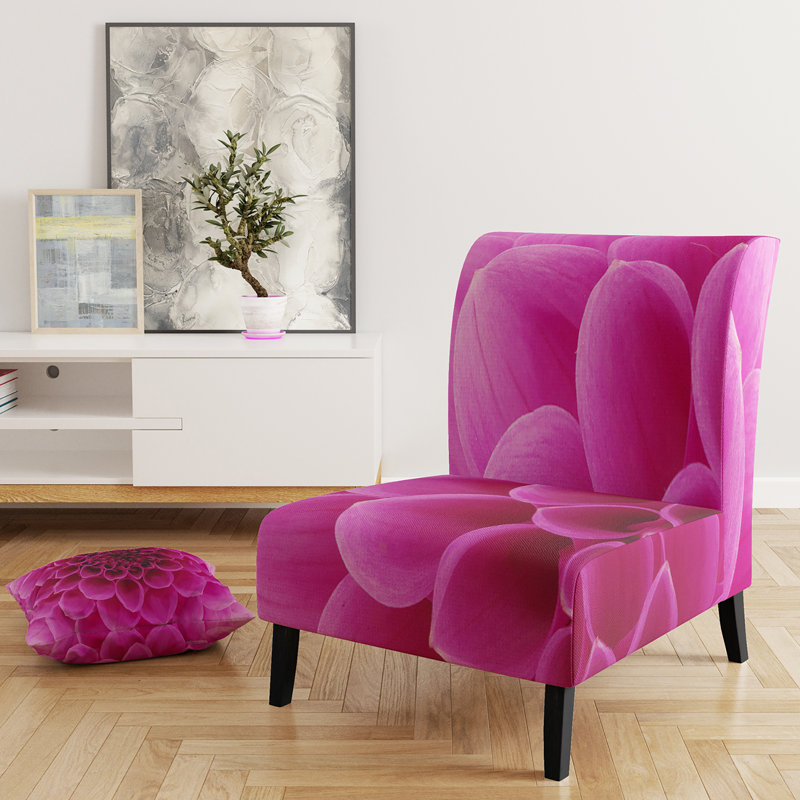 Fauteuil de chambre rembourré floral foncé avec pétales de fleurs rose foncé