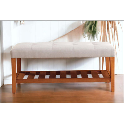 Banc en tissu et finition avec siège rembourré capitonné et tablette à lattes en bois pour plus de confort et de rangement