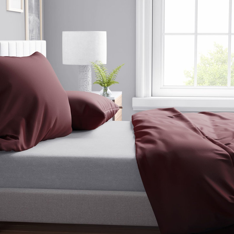 Elio Bed Linen, Dark Red, 220 x 240cm Duvet Cover + 2 Pillowcases (80 x 80cm