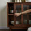 Armoire d'appoint simple à porte coulissante de couleur noyer