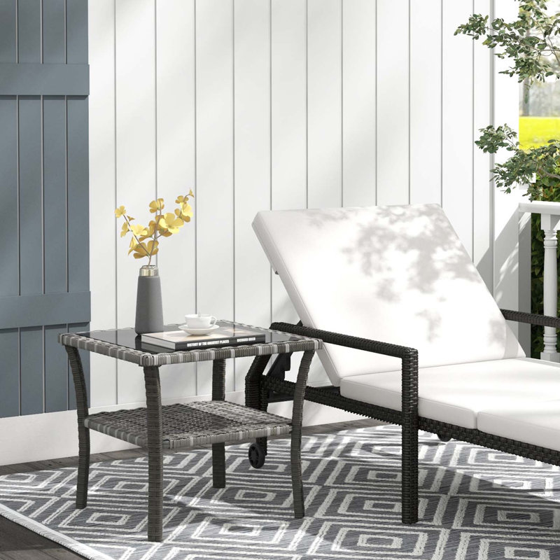 Table d'appoint en rotin Outsunny, table de bout d'extérieur avec tablette de rangement, cadre carré en aluminium, table basse avec plateau en verre trempé, sable