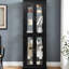 Armoire en verre à six niveaux avec éclairage intégré, cloison mobile, plateau carré élégant pour le rangement du vin, tablettes personnalisables, charnière lisse et