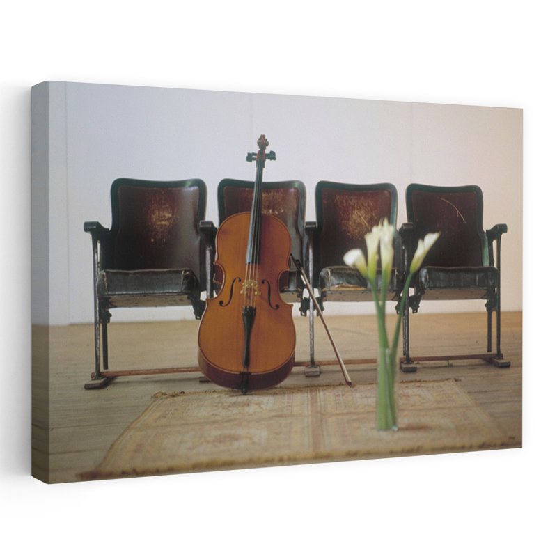 Violoncelle appuyé sur des chaises attachées, art floral contemporain, H 16 po x l 24 po