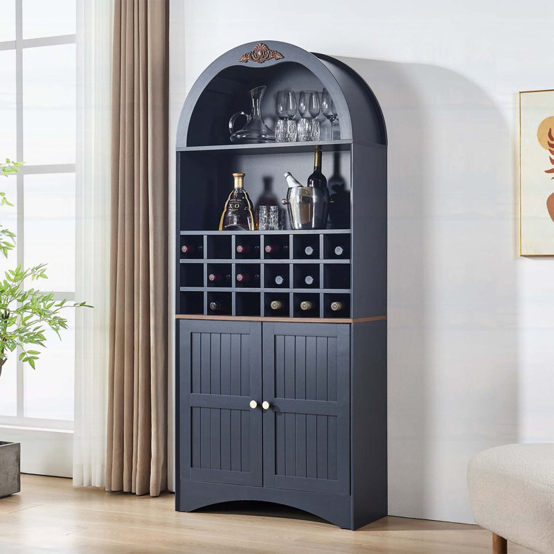 Armoire à vin arquée en bois avec support à vin amovible, surface en bois aggloméré anti-rayures, tablettes réglables et conception anti-basculement pour le salon et la salle à manger