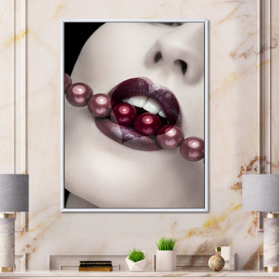 «Heart Shape Lips with Pearls Through Mouth» - photographie sur toile