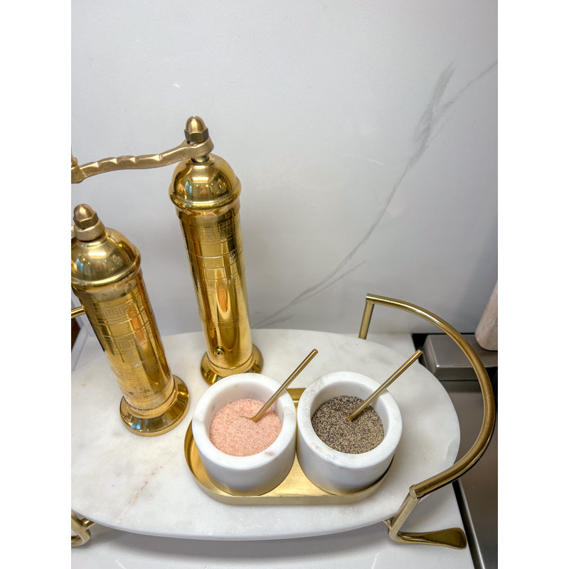 Ensemble de sel et poivre en marbre avec base et cuillères dorées