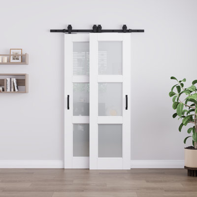 Porte de grange coulissante Bypass pré-assemblée avec panneau de porte en bois manufacturé en bois massif à 3 verres givrés et fini blanc avec trousse de quincaillerie d'installation