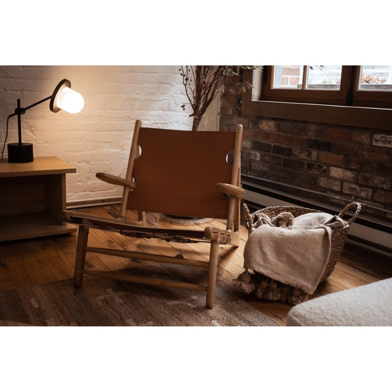 Fauteuil de chasse vintage en cuir végan de haute qualité, structure en chêne massif, couleur brun foncé, garnissage ignifugé, hauteur 67,2 cm, largeur 86,8 cm, profondeur 61,4 cm, poids 9,1 kg.