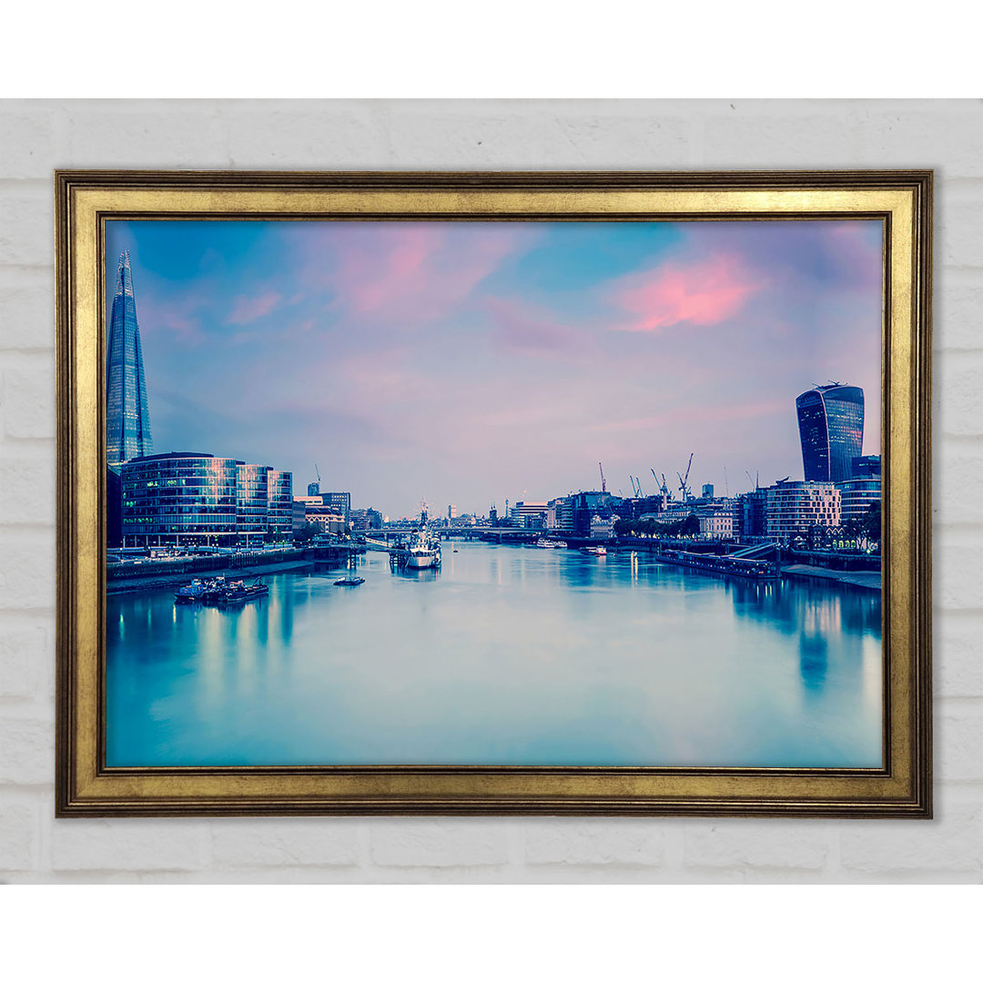 Over the Iconic Thames - Bilderrahmen Kunstdrucke